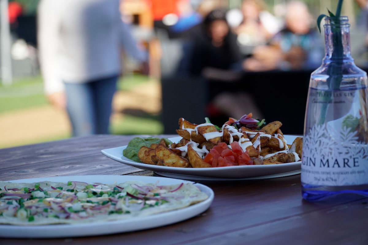 Servierte Flammkuchen und Kartoffel Wedges mit frischen Dips sowie Gin Mare als sommerliches Gericht in der Arkona Sky Bar.