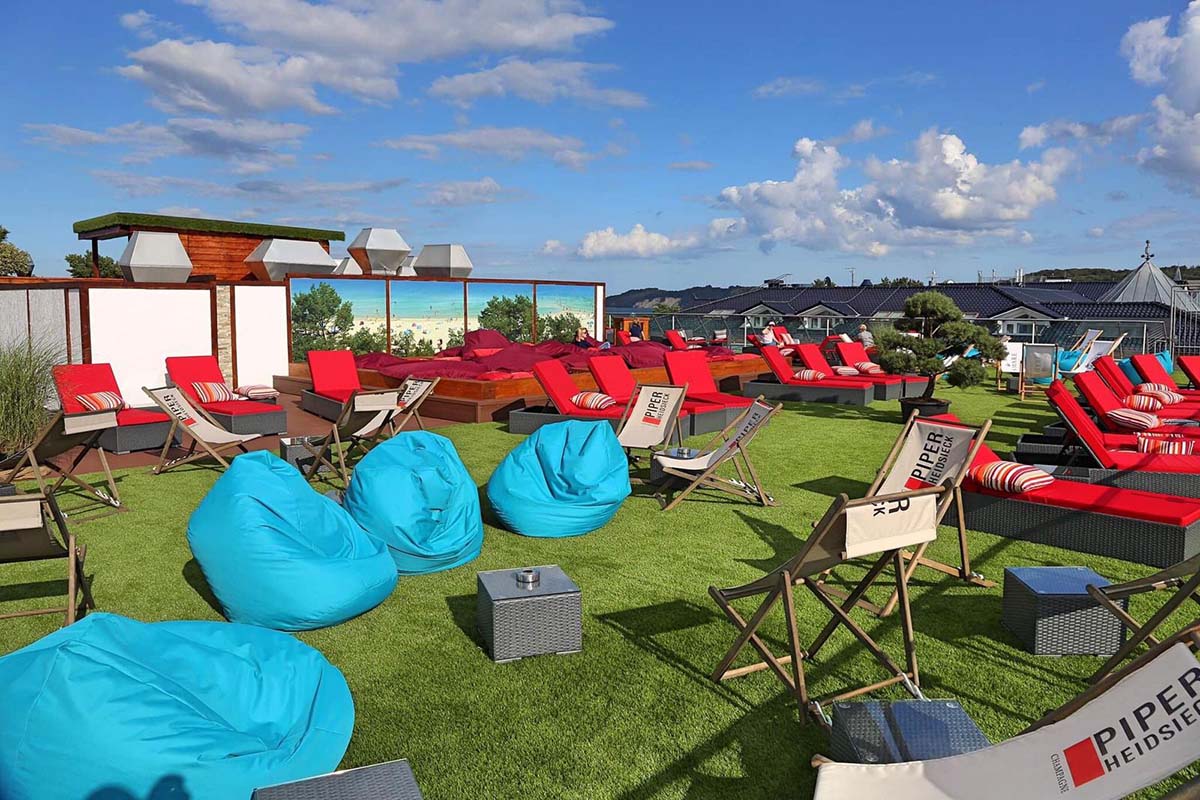 Sommerliche Lounge mit Liegestühlen und Sitzsäcken auf der Dachterrasse der Arkona Sky Bar in Binz.